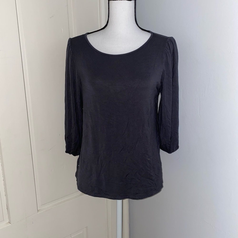 dark grey quarter length tee